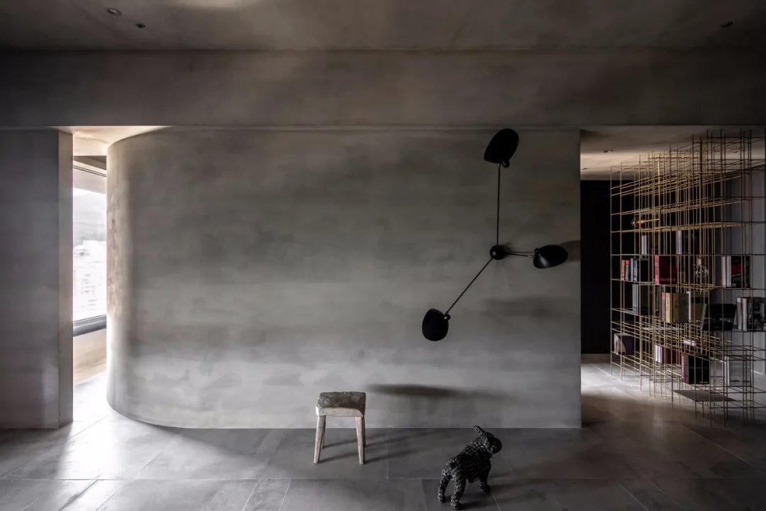 以工業(yè)風(fēng)的微水泥作為貫穿室內(nèi)的線索，卻不乏溫暖與活力